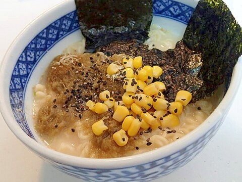 焼き海苔ととろろ昆布とコーンの豚骨ラーメン